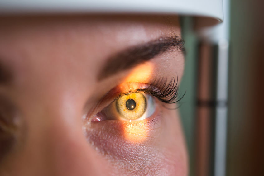 O que causa o descolamento da retina e quais as consequências para a visão?