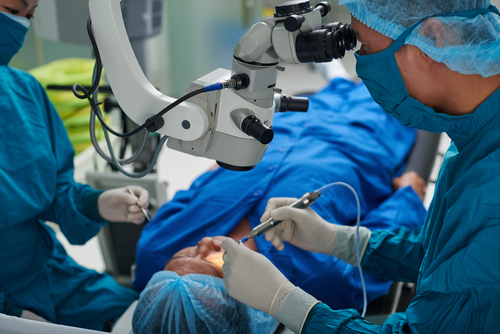 Como é feita a cirurgia de ceratocone?